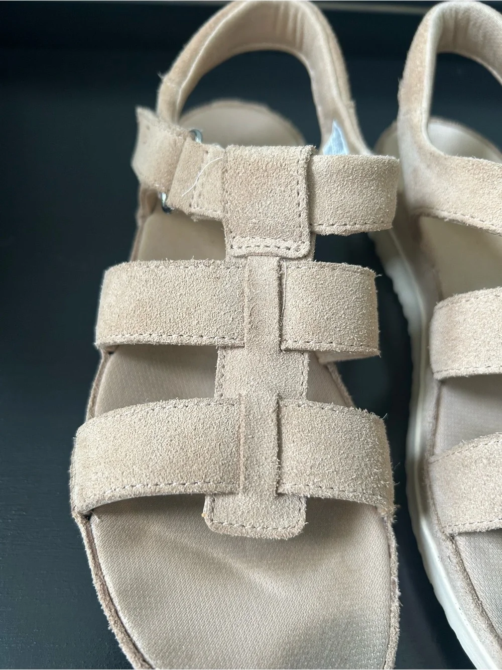 UGG Goldenstar Girls Strap Suede Sandals Size 5 in Driftwood